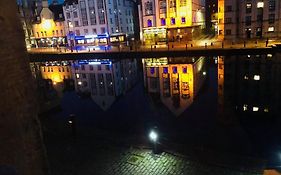 Vibrant Apartment At The Shore In Leith